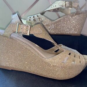 ROUGH helium women’s gold wedge sandal SIZE 9